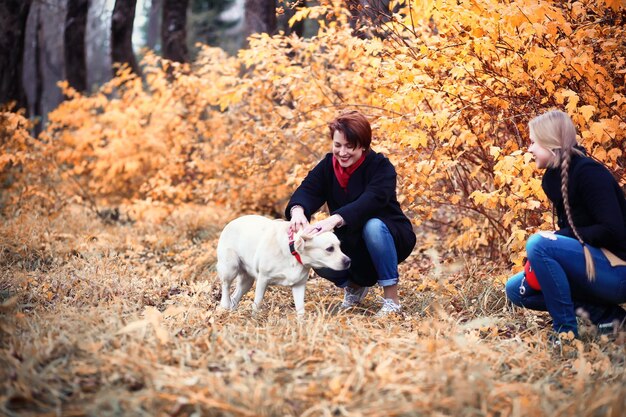 Niña en un paseo por el jardín de otoño