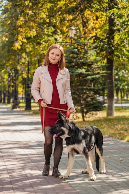 Niña en un paseo por el parque con su perro