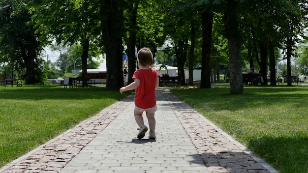 Niña en paseos por camino de piedra en Green Park