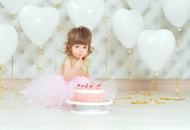 Niña con pastel en su cumpleaños