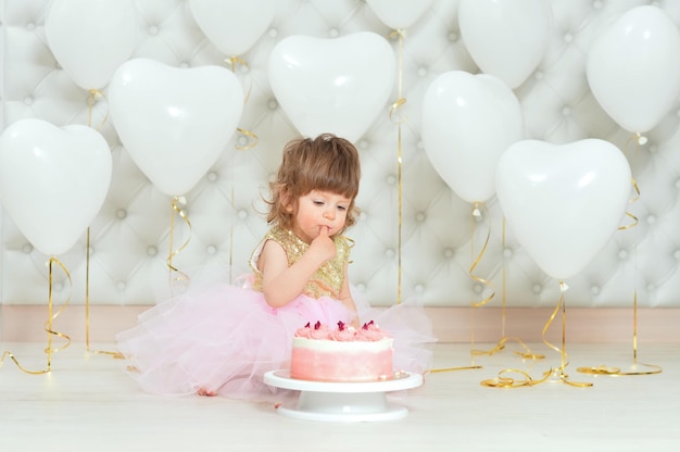 Niña con pastel en su cumpleaños