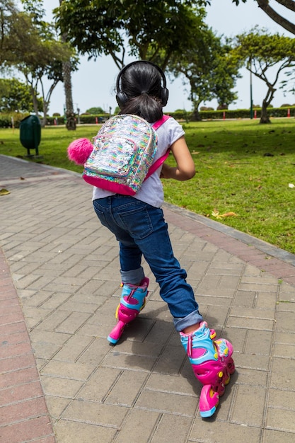 Niña patina con sus patines