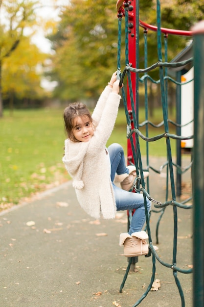 Niña en el patio de recreo