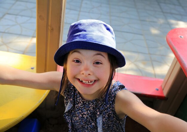 Niña en el patio de recreo