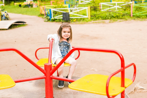 Foto niña en el patio de verano