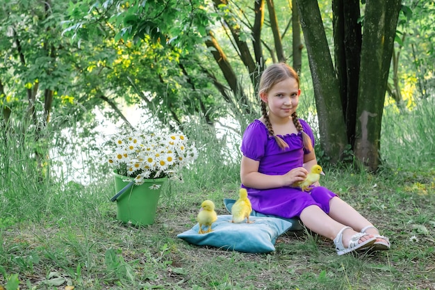 Una niña y un patito en el verano al aire libre Gute bebés Felicidad