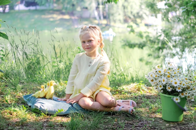 Una niña y un patito en el verano al aire libre Gute bebés Felicidad