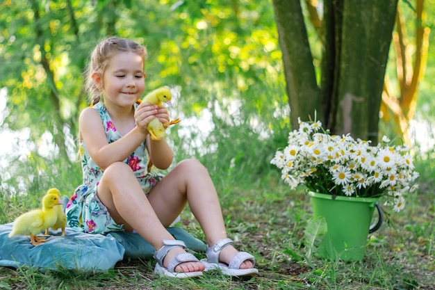 Una niña y un patito en el verano al aire libre Gute bebés Felicidad