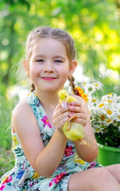 Una niña y un patito en el verano al aire libre Gute bebés Felicidad