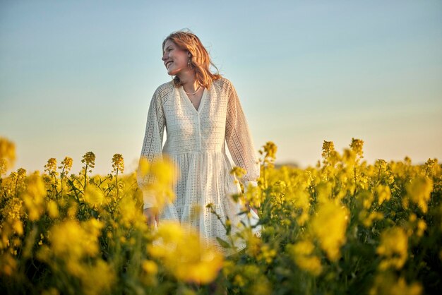 Niña pelirroja con vestido blanco en el campo de rap