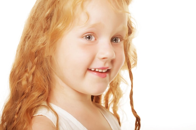 Niña con el pelo rojo