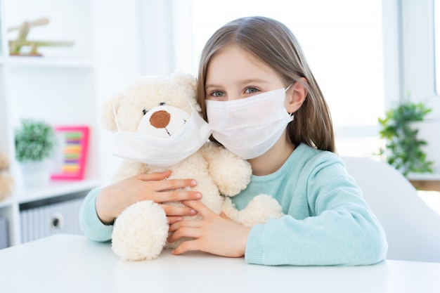 Niña con peluche de peluche con máscaras