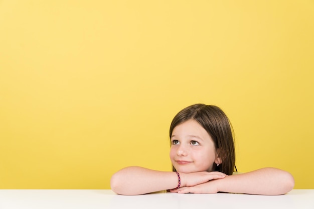 Niña pensativa con espacio de copia