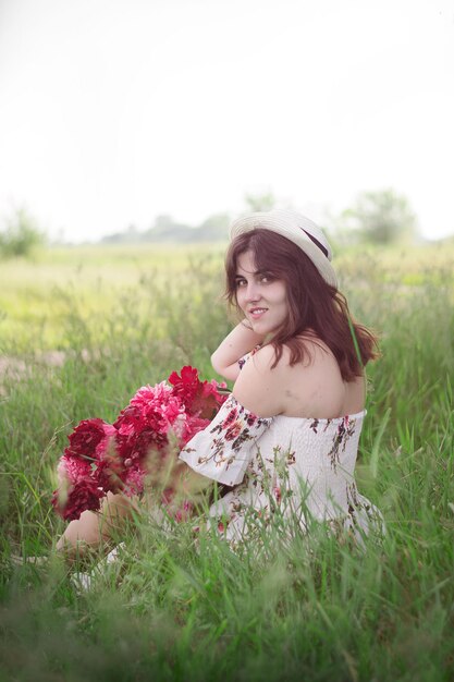 niña con peonias