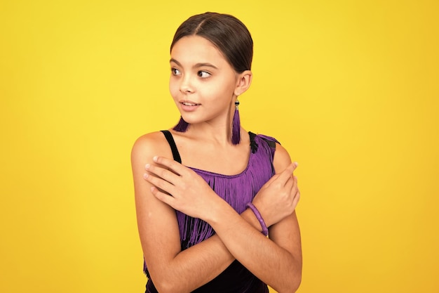 Niña pequeña 1213 14 años sobre un fondo aislado Retrato de estudio de los niños Cara emocional de los niños