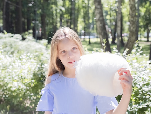 Niña pequeña con algodón de azúcar