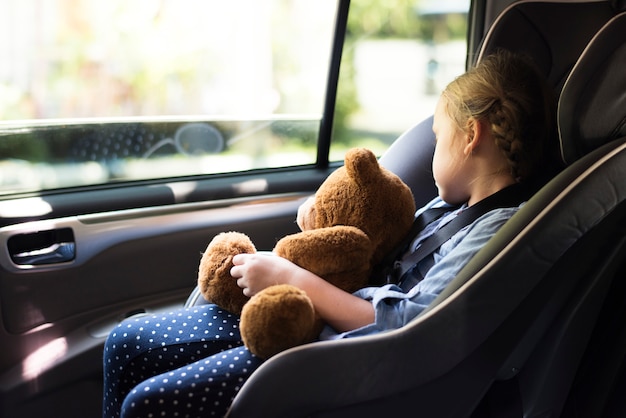 Una niña pequeña en un asiento de carro