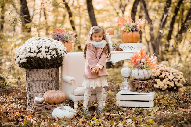 niña pequeña en el bosque de otoño