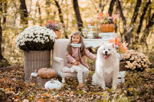 niña pequeña en el bosque de otoño