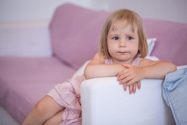 Foto niña pequeña en casa