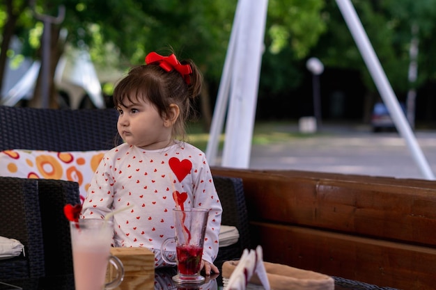 niña pequeña disfrutando de un jugo refrescante en un caluroso día de verano