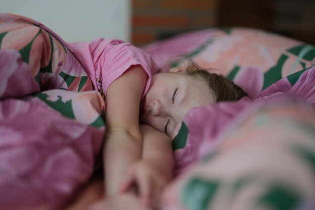 Niña pequeña durmiendo dulcemente en la cama