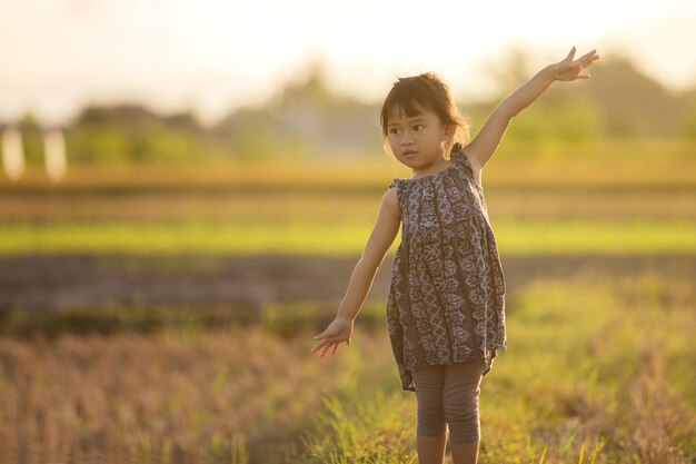 Niña pequeña finge juego de roles como piloto