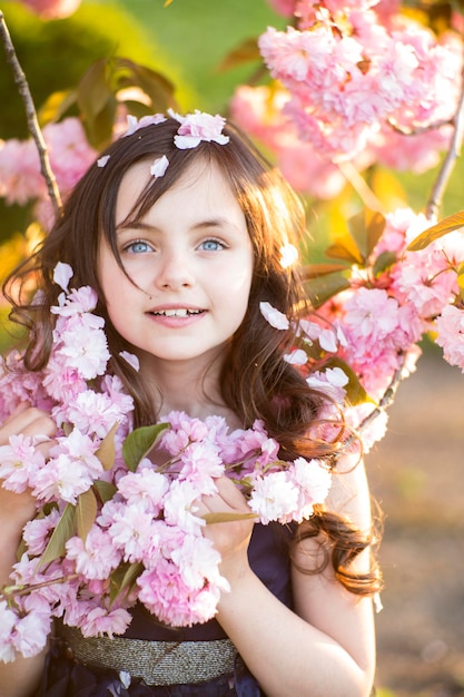 Niña pequeña en flor de cerezo