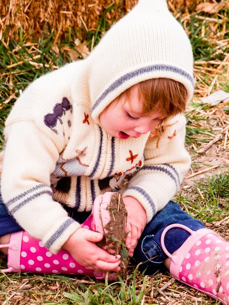 Niña pequeña en la granja.