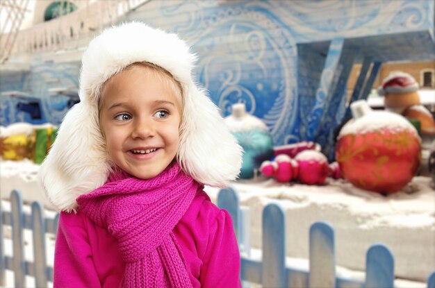 Niña pequeña en interior de invierno