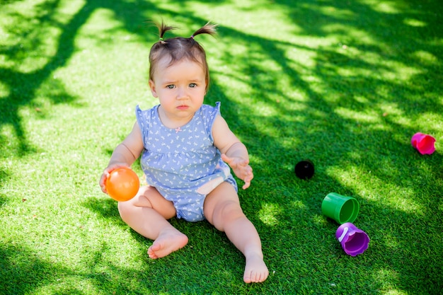 Niña pequeña jugando al aire libre con los juguetes