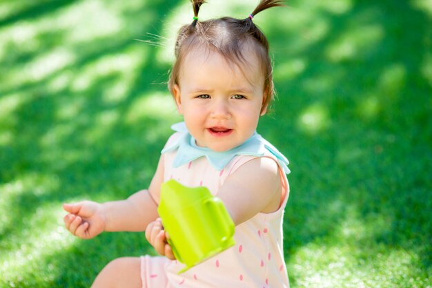 Niña pequeña jugando al aire libre con los juguetes