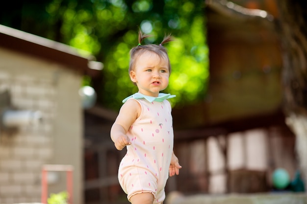 Niña pequeña jugando al aire libre