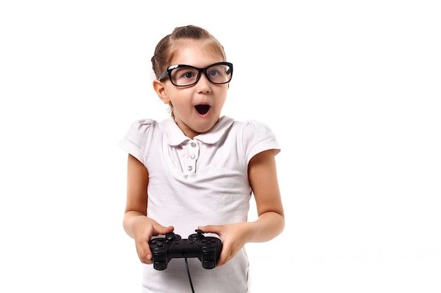 Niña pequeña jugar videojuego por gamepad