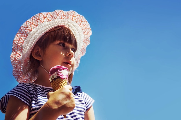 Niña pequeña y linda comiendo helado