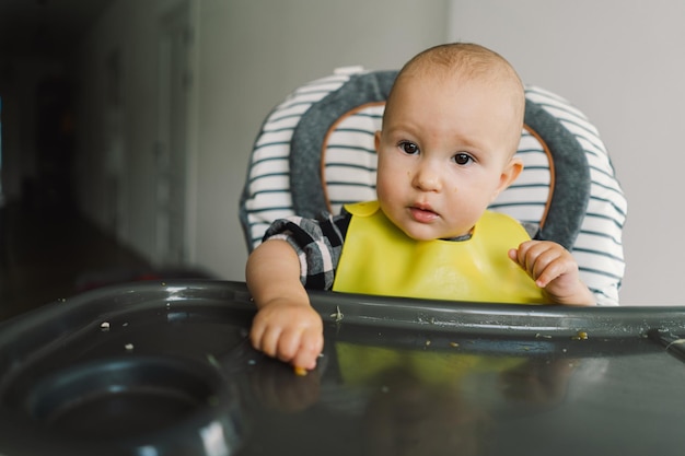 Foto niña pequeña con nutrición sólida niña comiendo comida y mezclando plato de verduras