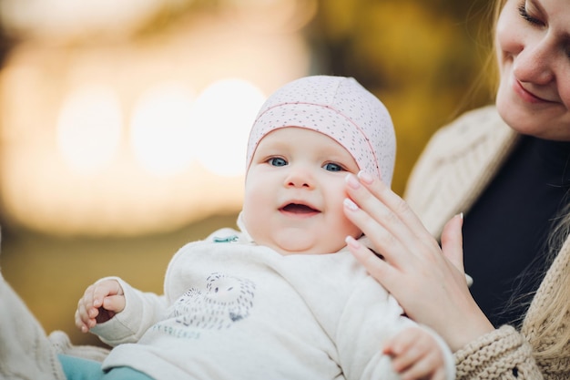 Una niña pequeña en el parque de otoño sonríe pasa tiempo hermoso fondo de otoño