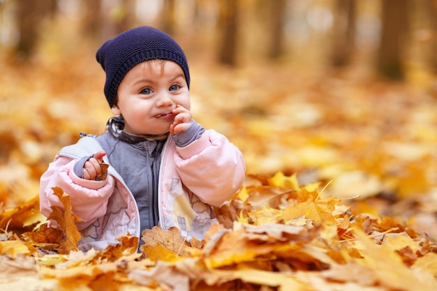 Foto niña pequeña en el parque de otoño