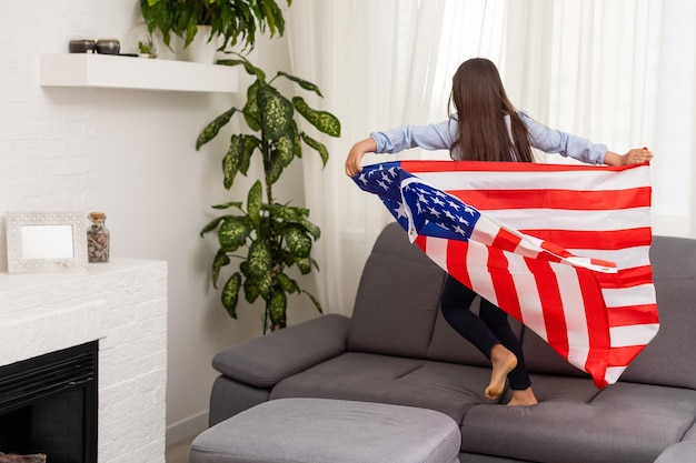 niña pequeña que nos celebra el día de la independencia.