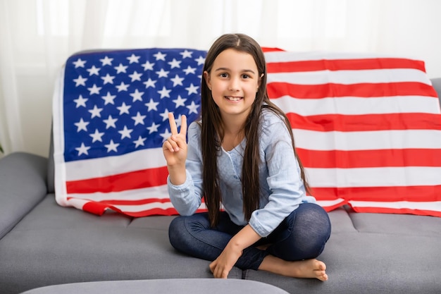 niña pequeña que nos celebra el día de la independencia.