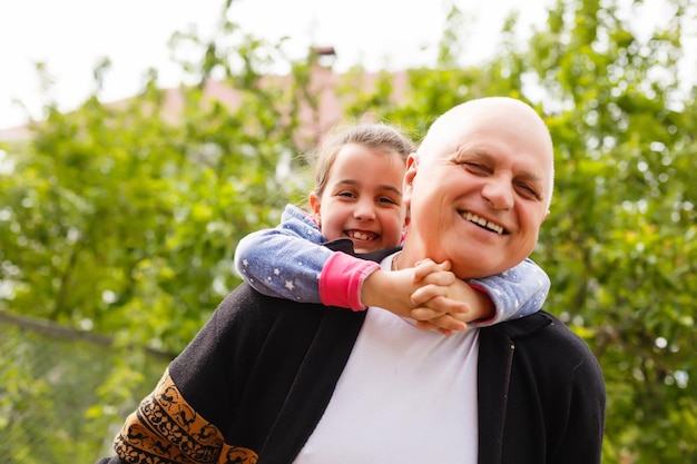 Niña pequeña que pasa tiempo con su abuelo en el parque.