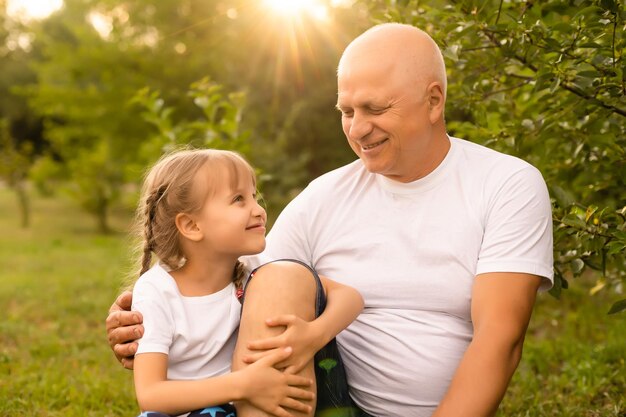 Niña pequeña que pasa tiempo con su abuelo en el parque.