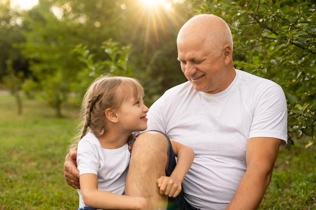 Niña pequeña que pasa tiempo con su abuelo en el parque.