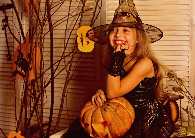 Niña pequeña sonrisa feliz en halloween Niña pequeña usa disfraz de halloween Vístete y ve a celebrar porque es halloween Que tengas un feliz Halloween