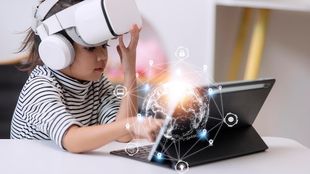 Niña pequeña usando gafas de realidad virtual en casa para aprender los planetas del sistema solar Concepto de ciencia de educación moderna Foco selectivo