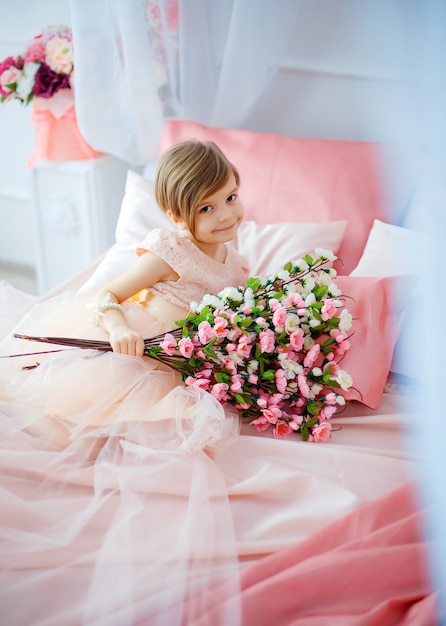 Niña pequeña en vestido con flores