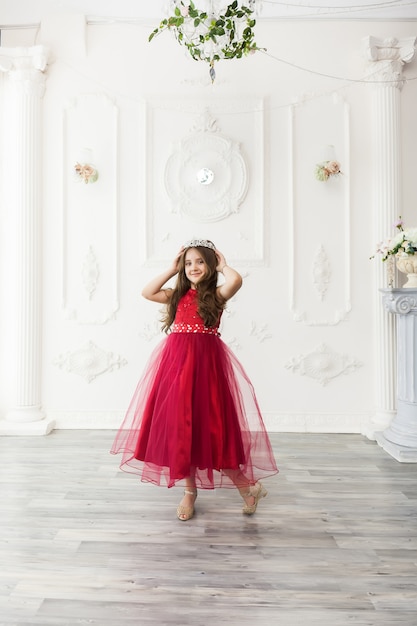 Niña pequeña en un vestido de moda