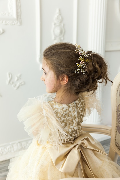 Niña pequeña en un vestido de moda