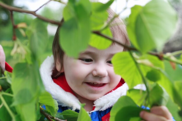 niña pequeño árbol al aire libre césped