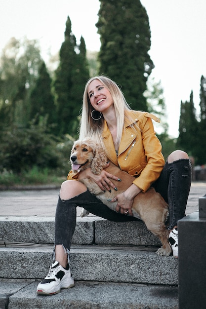 Niña con perro camina en el parque